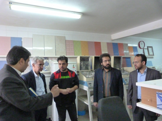 اعضای هیات علمی دانشگاه صنعتی بیرجند از کارخانه کاشی فرزاد با هدف احصاء نیازهای کارخانه بازدید به عمل آوردند