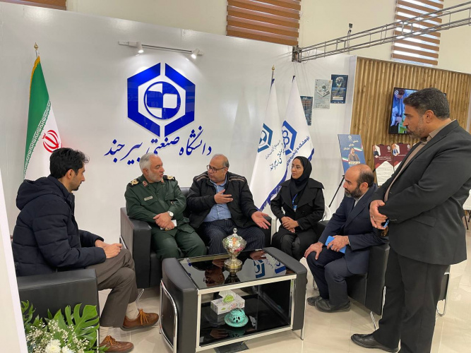 بازدید مسئولین استانی از غرفه دانشگاه صنعتی بیرجند در نمایشگاه هفته پژوهش